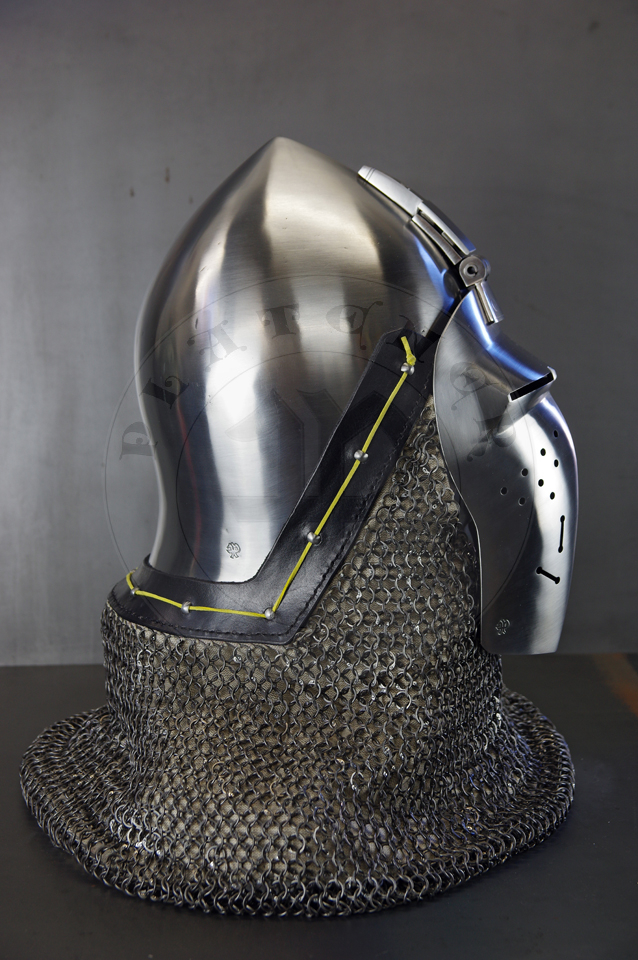 Klappvisier bascinet with keyhole visor, c. 1390-1410. Source: bascinet Wallace Collection A74, London; visor Museo Stibbert, Florence. Skull raised from two halves of 2 mm high quality mild steel, heat hardened and tempered up to 34 HRC. Visor raised from 2 mm medium carbon steel and hardened and tempered up to 42 HRC. Visor hinge made of medium carbon steel. Visor is removable. Weight 3,320 kg. /Klappvisier wzorowany na hemie z Wallace Collection A74 oraz zasonie z Museo Stibbert, datowany na 1380-1410. Dzwon wykuty z dwch powek 2 mm wysokiej jakoci stali niskowglowej, hartowany i odpuszczany do 34 HRC. Zasona wykuta z 2 mm stali redniowglowej, hartowana i odpuszczana do 42 HRC. Zawias zasony wykonany ze stali redniowglowej. Zasona jest zdejmowana. Waga 3,320 kg.